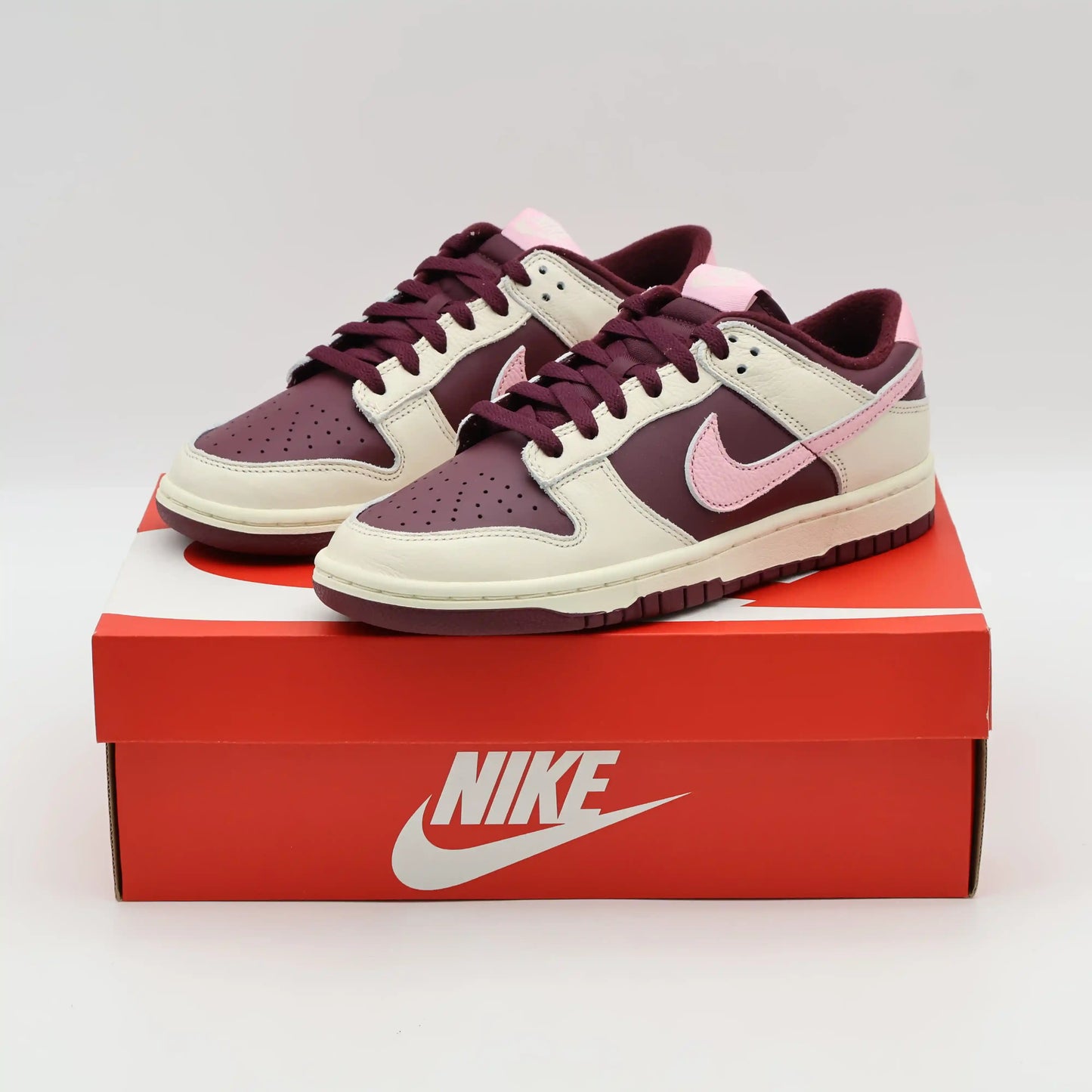 Tênis Rosa Nike Dunk Low Valentine Days Visto Em Cima da Caixa