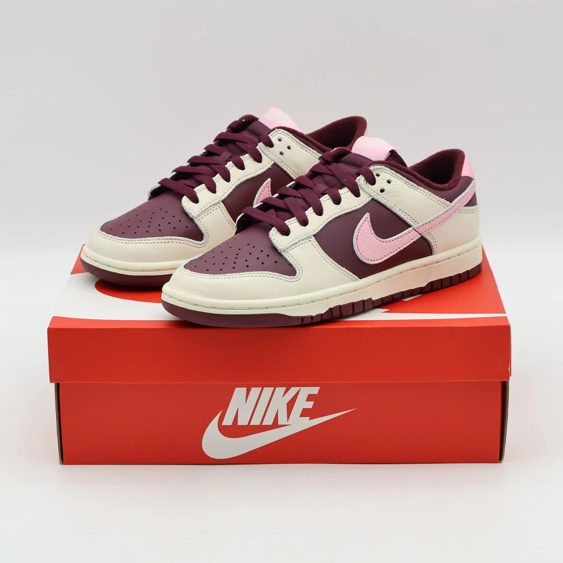Tênis Rosa Nike Dunk Low Valentine Days Visto Em Cima da Caixa