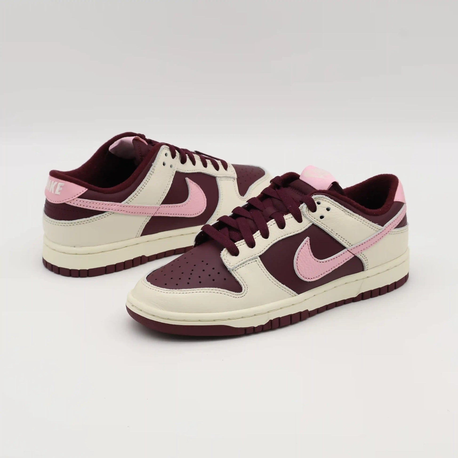 Tênis Rosa Nike Dunk Low Valentine Days Par Lateral