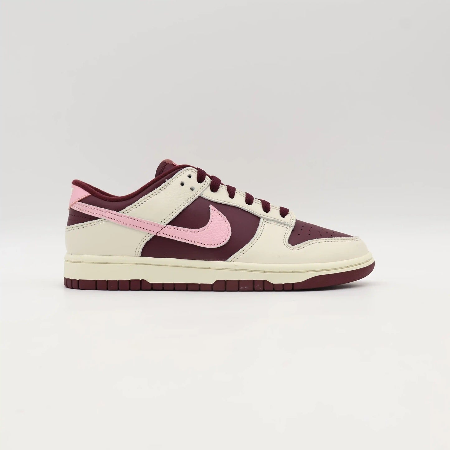 Tênis Rosa Nike Dunk Low Valentine Days Visto pela Lateral Externa