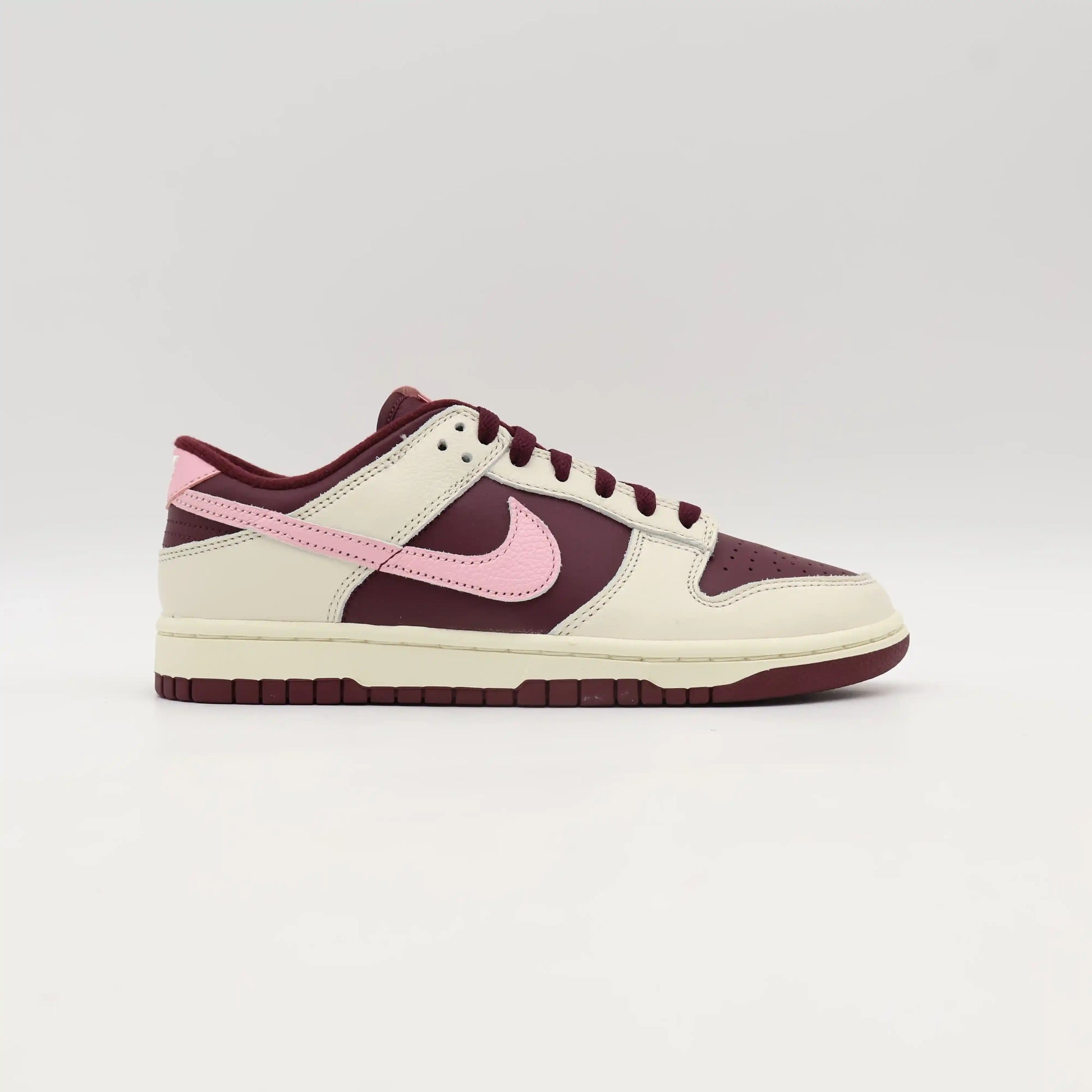 Tênis Rosa Nike Dunk Low Valentine Days Visto pela Lateral Externa