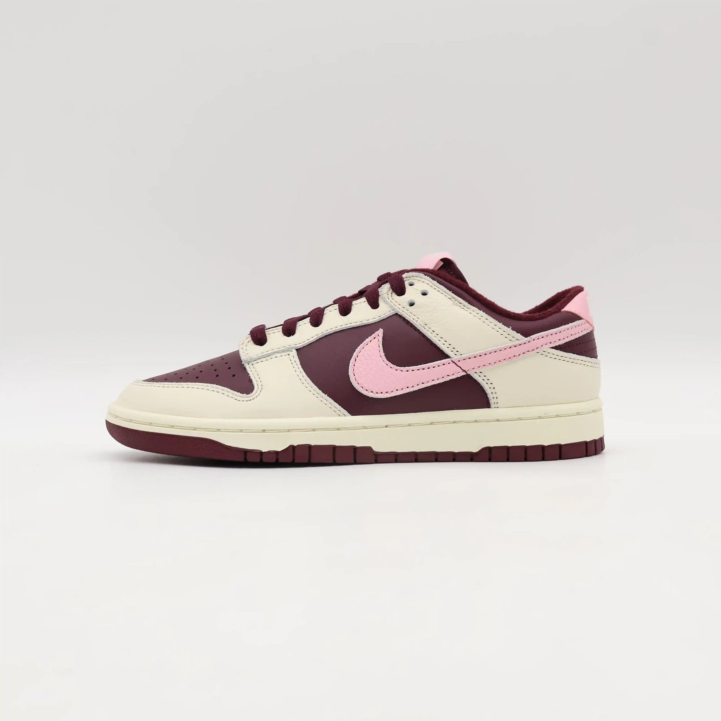 Tênis Rosa Nike Dunk Low Valentine Days Visto Pela Lateral