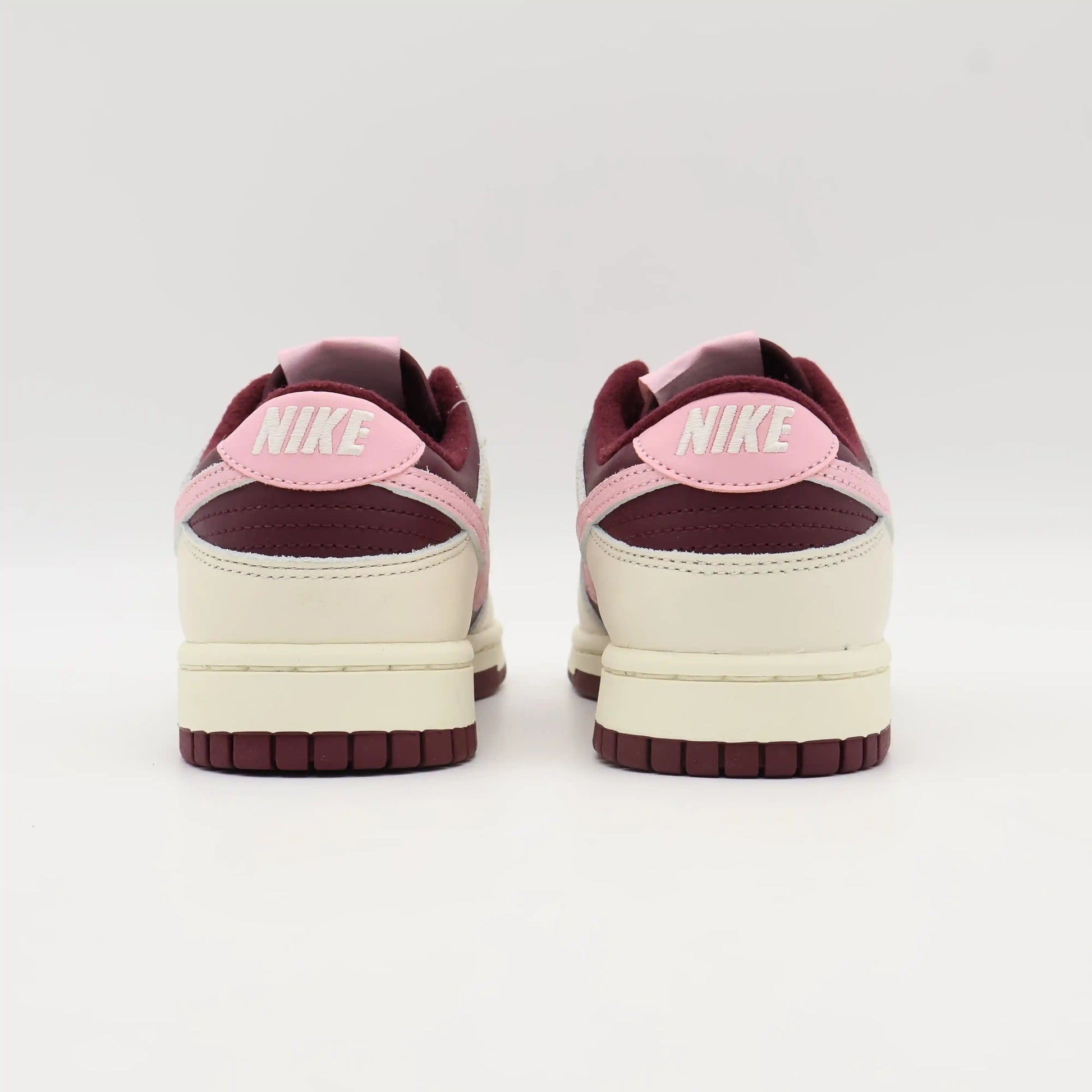 Tênis Rosa Nike Dunk Low Valentine Days Visto em detalhes Pela Parte Traseira