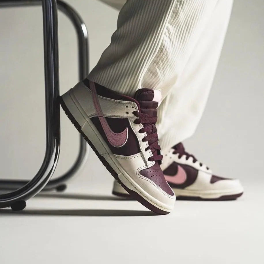 Tênis Rosa Nike Dunk Low Valentine Days Visto Sendo Utilizado no Pe