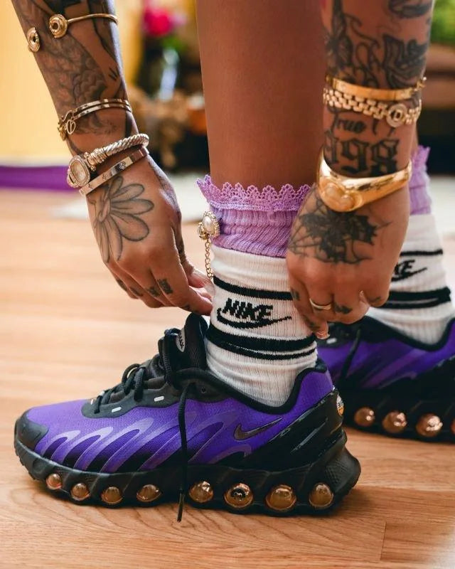 Tênis Roxo com Preto Nike Air Max Dn8 Fierce Purple VIsto no Pe com Meia Branca Nike