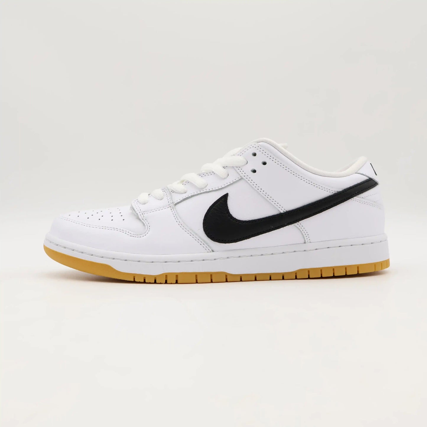 Tenis para Skatista Nike Dunk Low SB White Gum de Lado