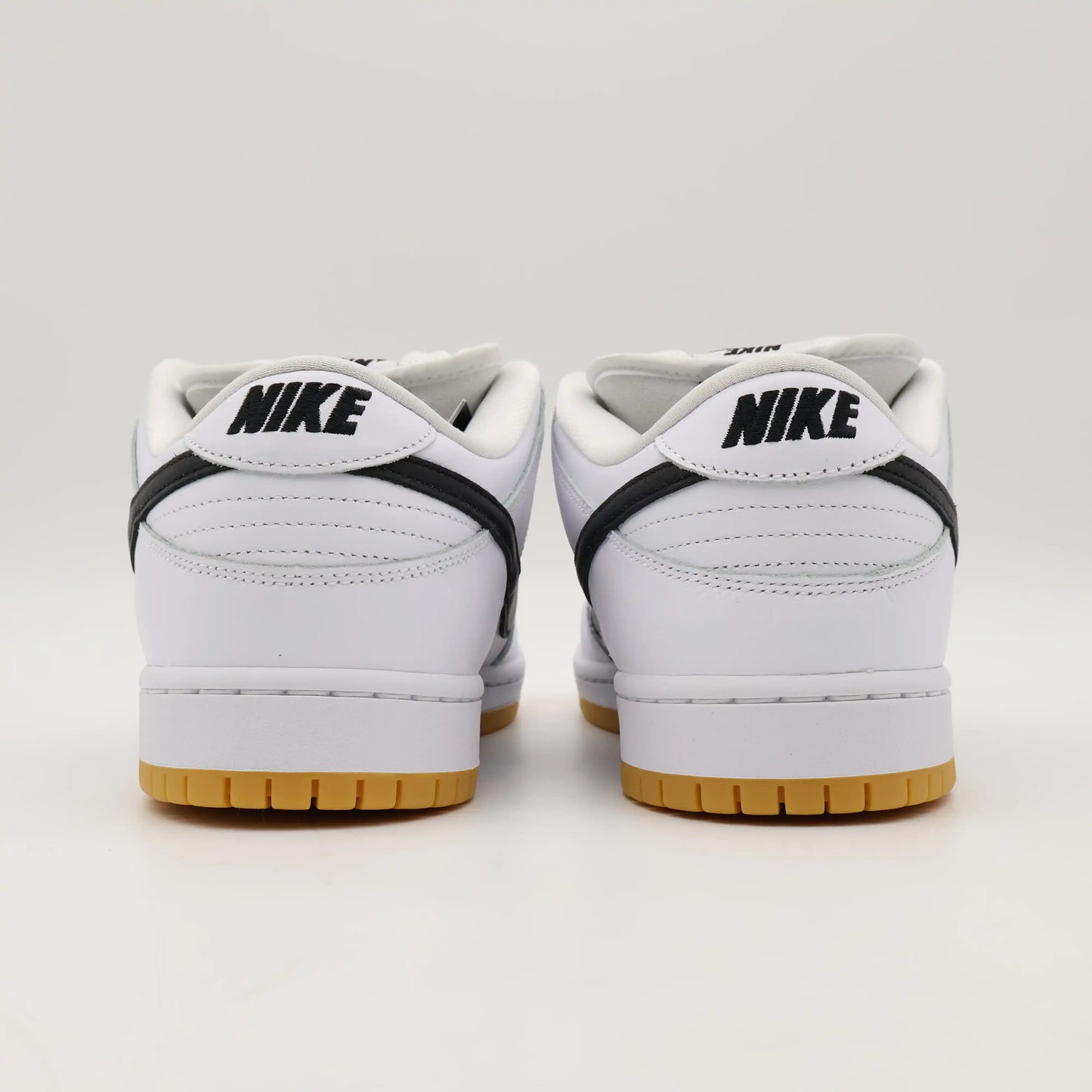 Tenis para Skatista Nike Dunk Low SB White Gum Parte Traseira