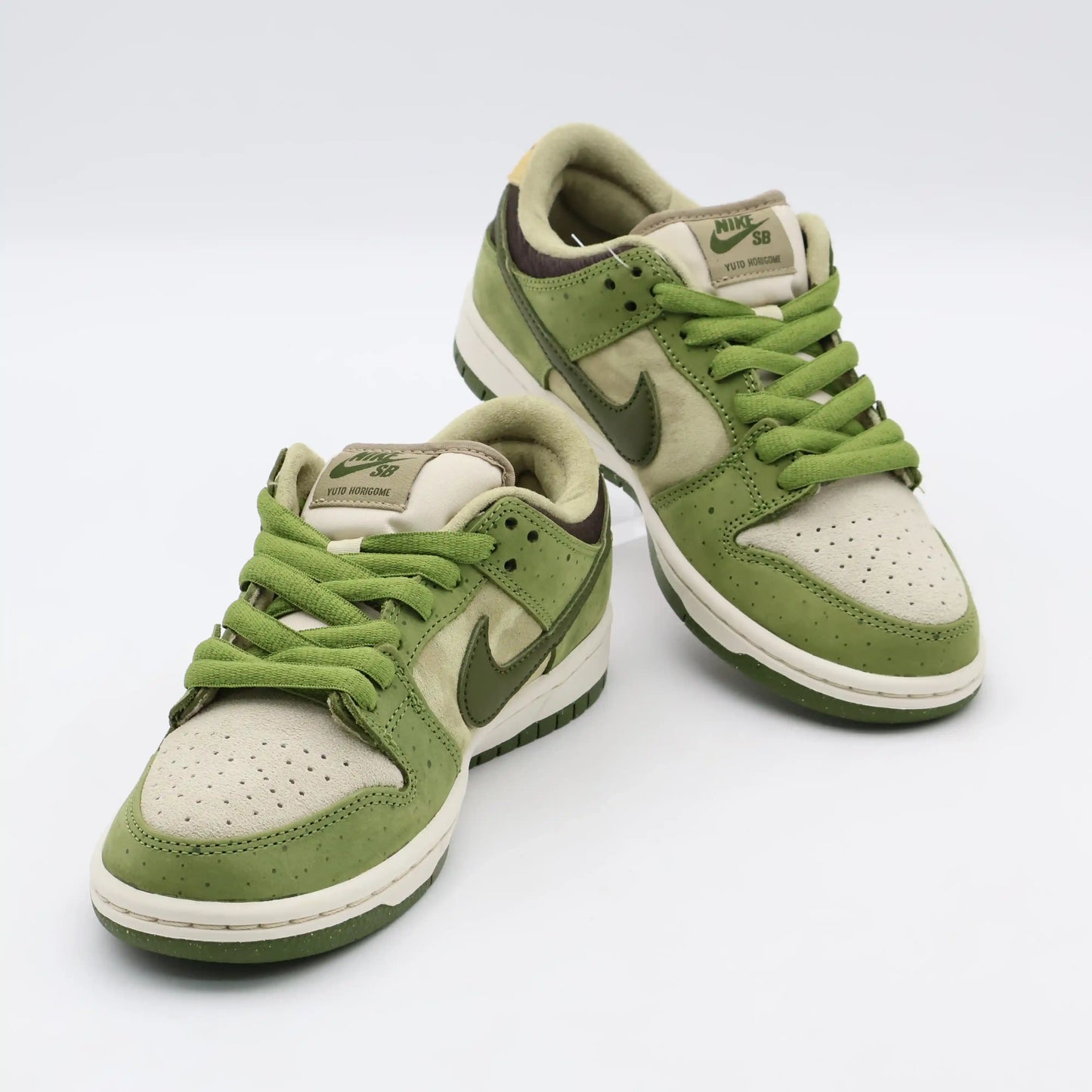 Tênis Nike Verde Com Bege Dunk Low Sb Yuto Horigome Matcha Par Visto pela Parte da Frente