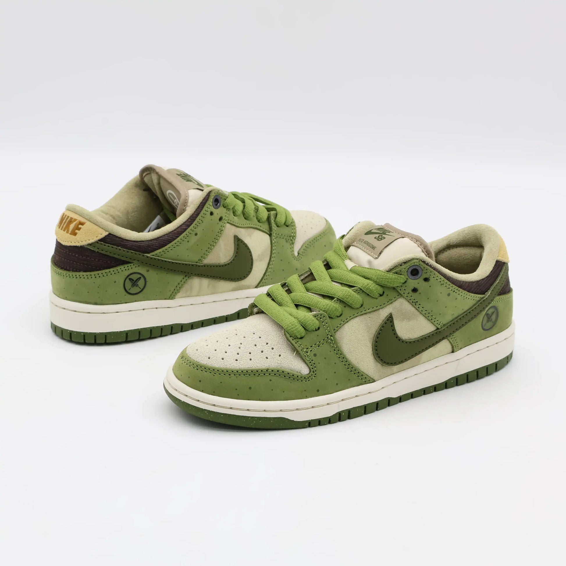 Tênis Nike Verde Com Bege Dunk Low Sb Yuto Horigome Matcha Par Visto de Lado