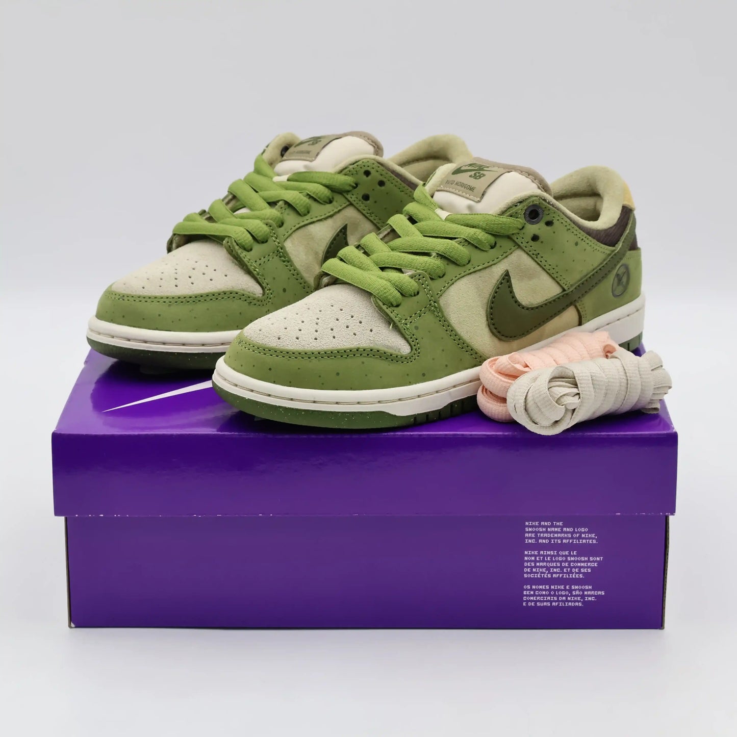 Tênis Nike Verde Com Bege Dunk Low Sb Yuto Horigome Matcha Visto Em Cima da Caixa Roxa da Nike
