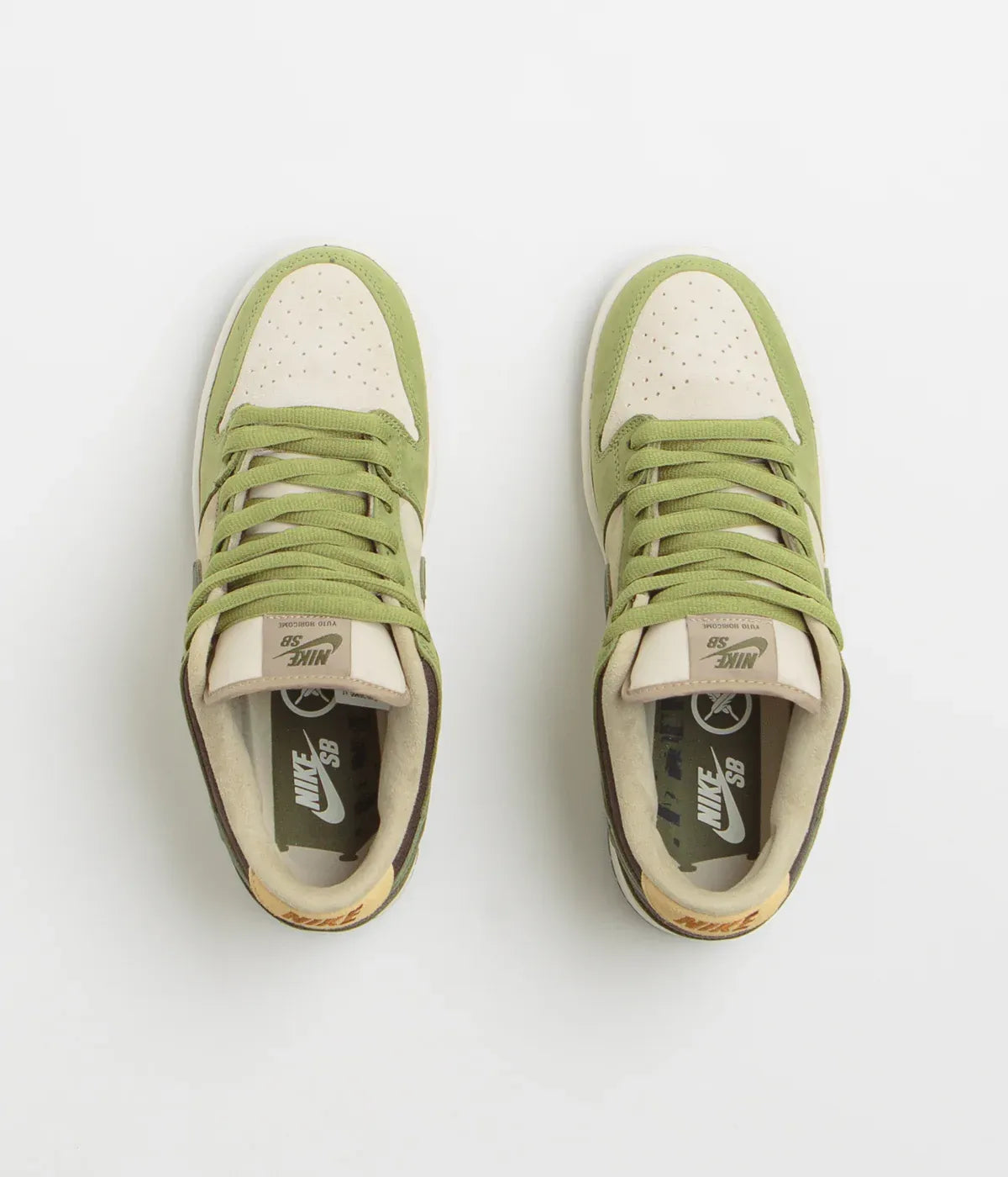 Tênis Nike Verde Com Bege Dunk Low Sb Yuto Horigome Matcha Par Visto Por Cima