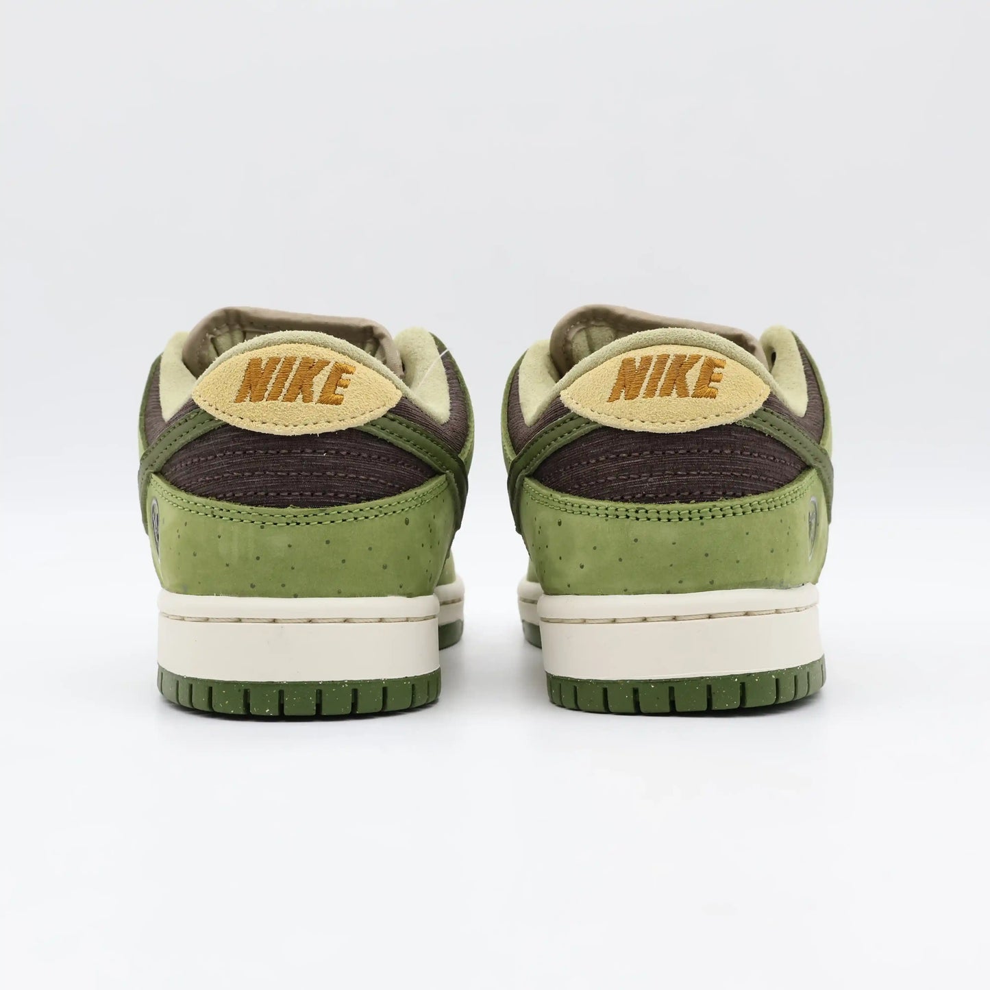 Tênis Nike Verde Com Bege Dunk Low Sb Yuto Horigome Matcha Vista da Parte Traseira em Detalhes Mostrando Os Tons Verde e Terrosos