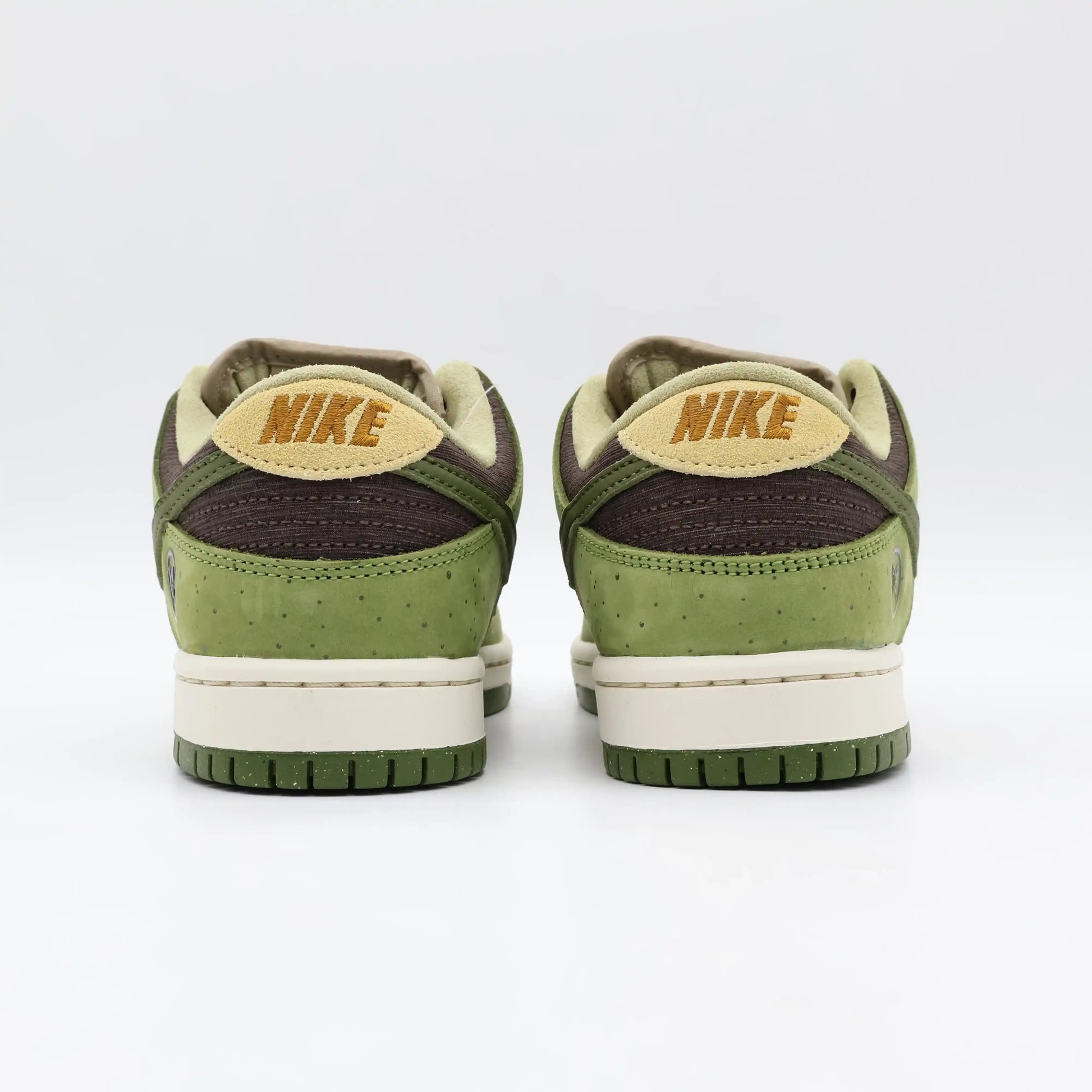 Tênis Nike Verde Com Bege Dunk Low Sb Yuto Horigome Matcha Vista da Parte Traseira em Detalhes Mostrando Os Tons Verde e Terrosos