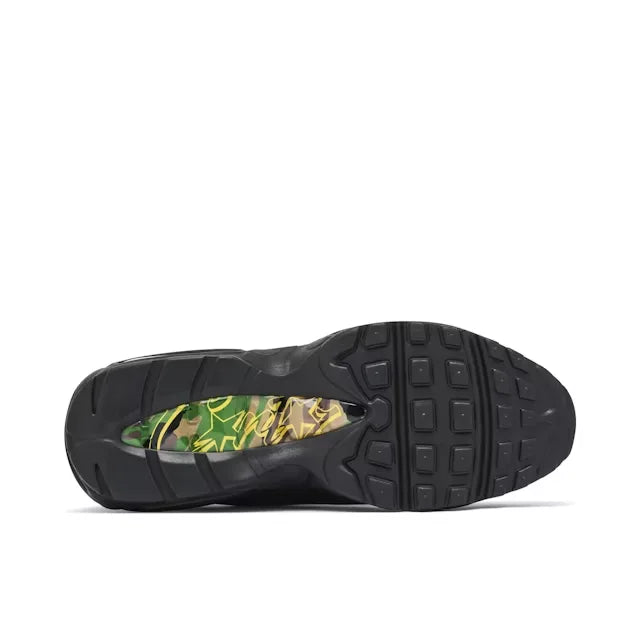 Tênis Verde Nike Air Max 95 Corteiz Gutta Green Parte do Solado Preto com Detalhes Camuflados