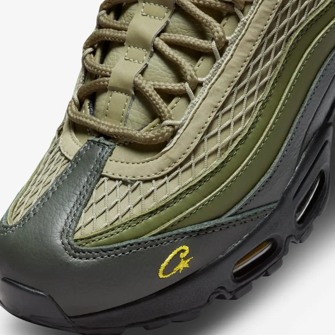 Tênis Verde Nike Air Max 95 Corteiz Gutta Green Parte Frontal em Detalhes