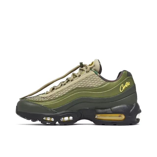 Tênis Verde Nike Air Max 95 Corteiz Gutta Green Parte Lateral Esquerda