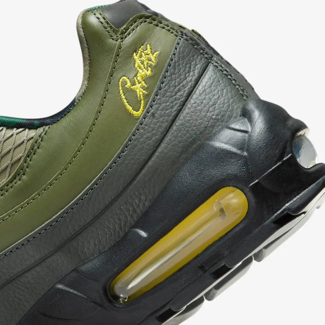 Tênis Verde Nike Air Max 95 Corteiz Gutta Green Parte Traseira Destacando o nome Corteiz