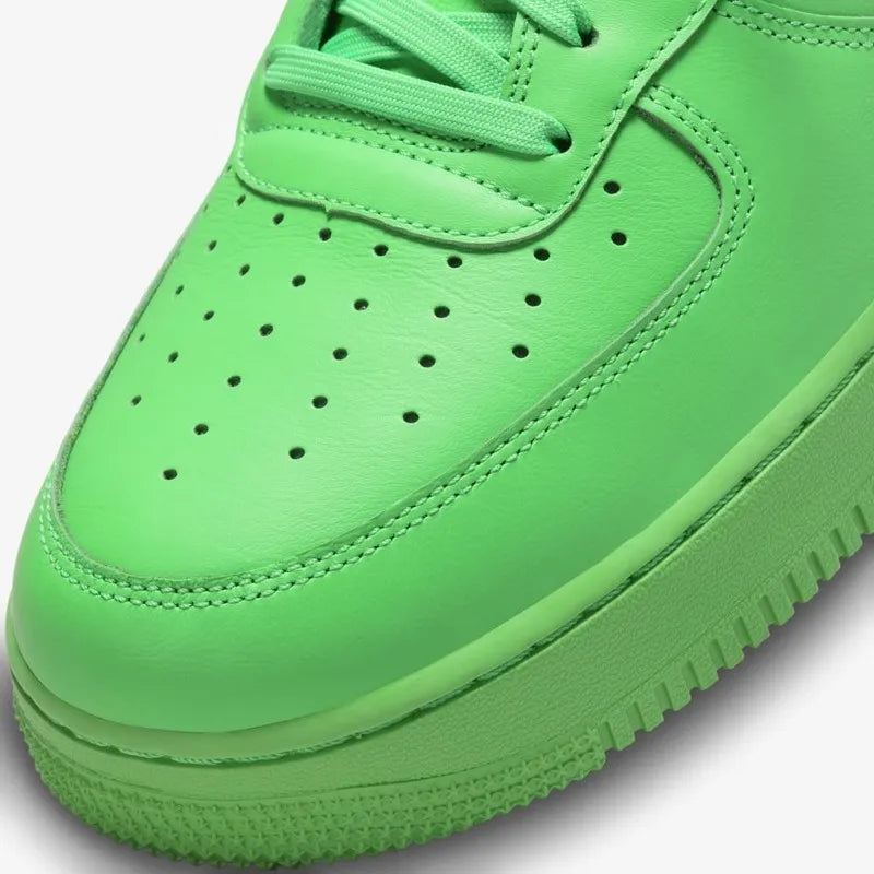 Tênis Verde Nike Air force 1 Low Off White Light Green Spark Parte Frontal Destacando o Couro Verde