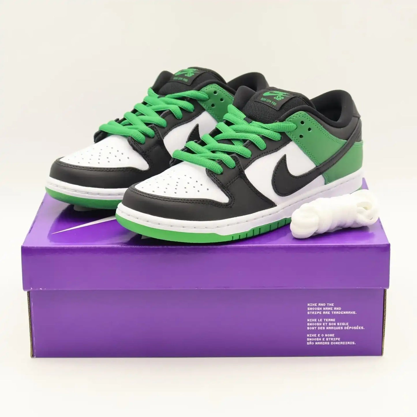 Tenis Nike Verde Dunk Low Classic Green Visto Por CIma da Caixa