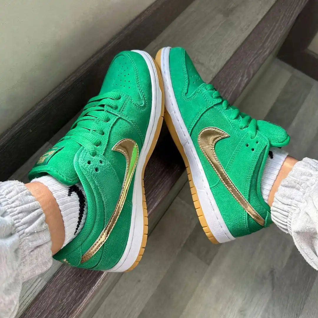 Tênis Verde Nike Dunk Low St Patrick’s Day  Sendo Visto no Pe Sendo Utilizado Com Calca Moletom Cinza