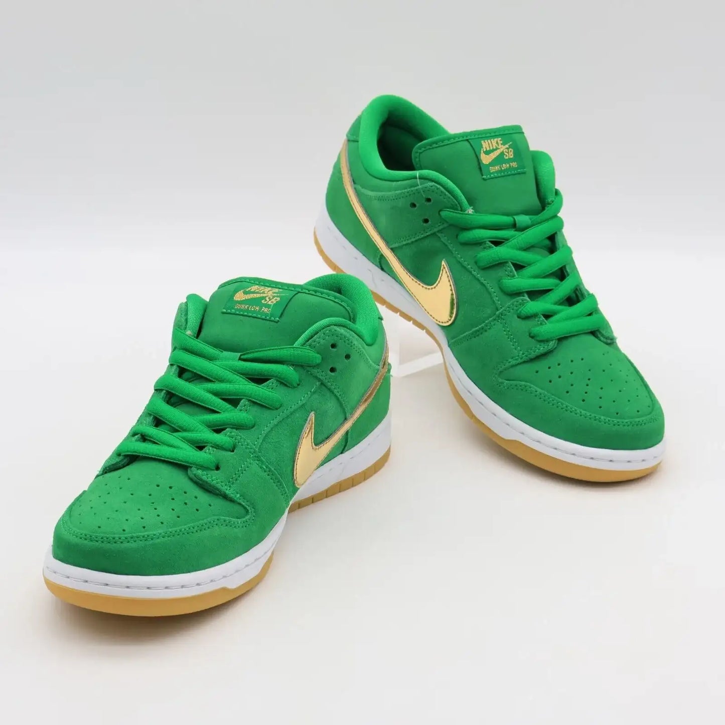 Tênis Verde Nike Dunk Low St Patrick’s Day Par Visto de Frente