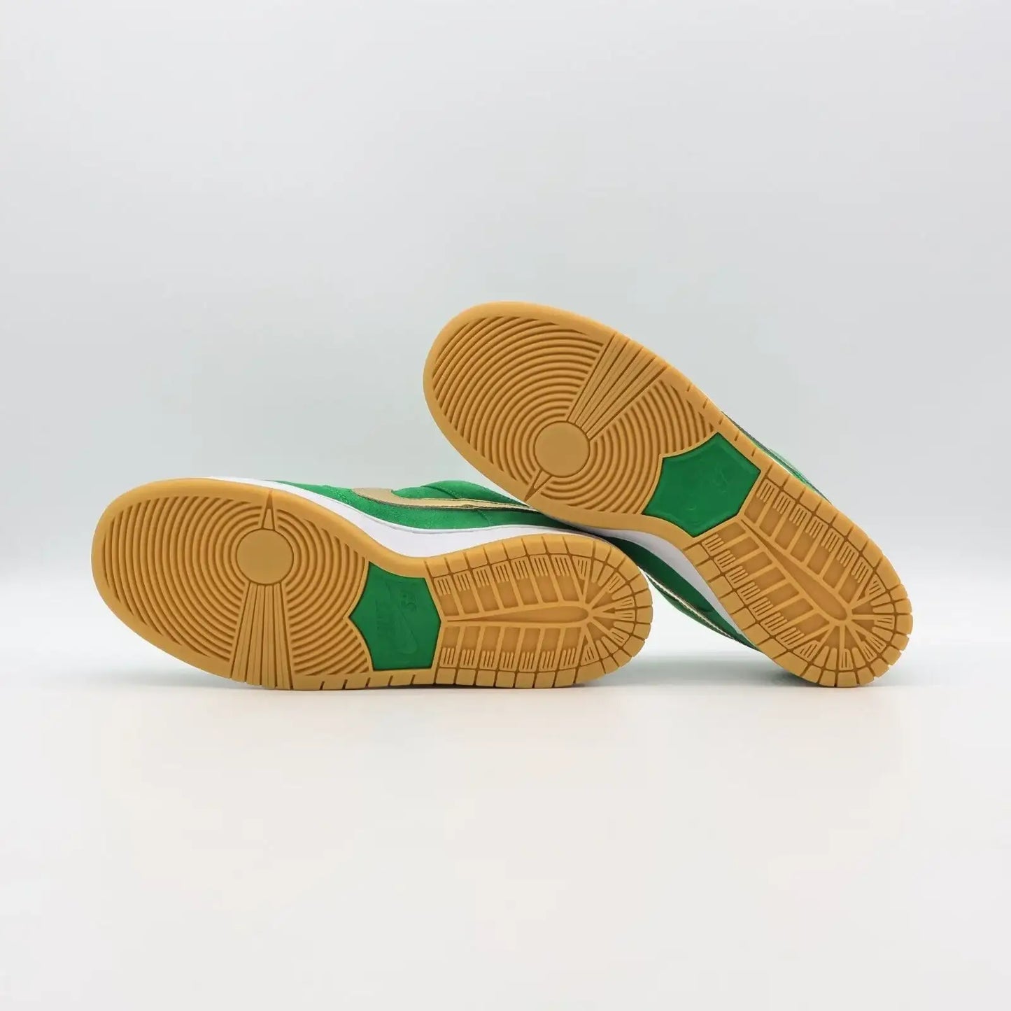 Tênis Verde Nike Dunk Low St Patrick’s Day Visto Pela Parte do Solado