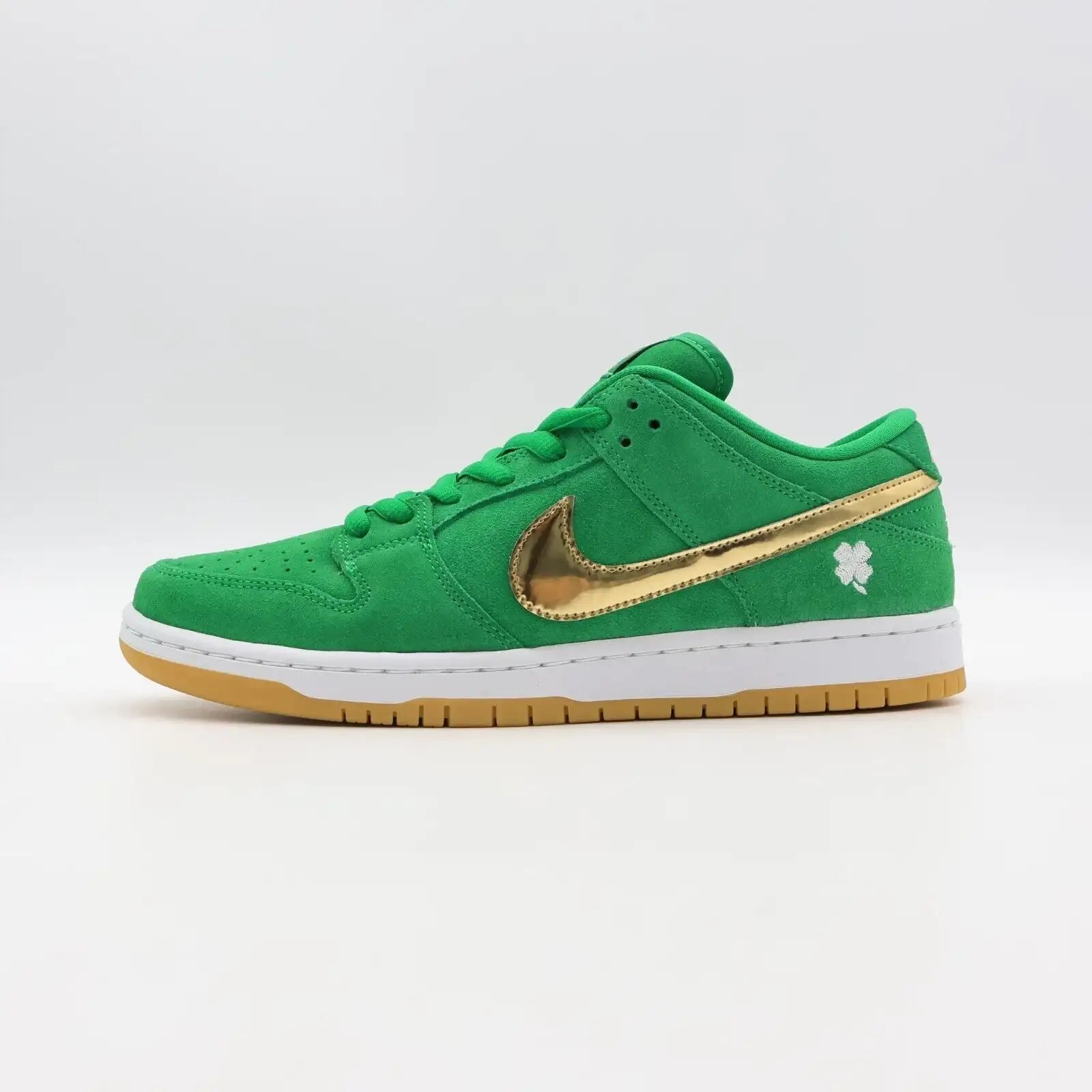 Tênis Verde Nike Dunk Low St Patrick’s Day Visto Pela Parte Lateral Externa