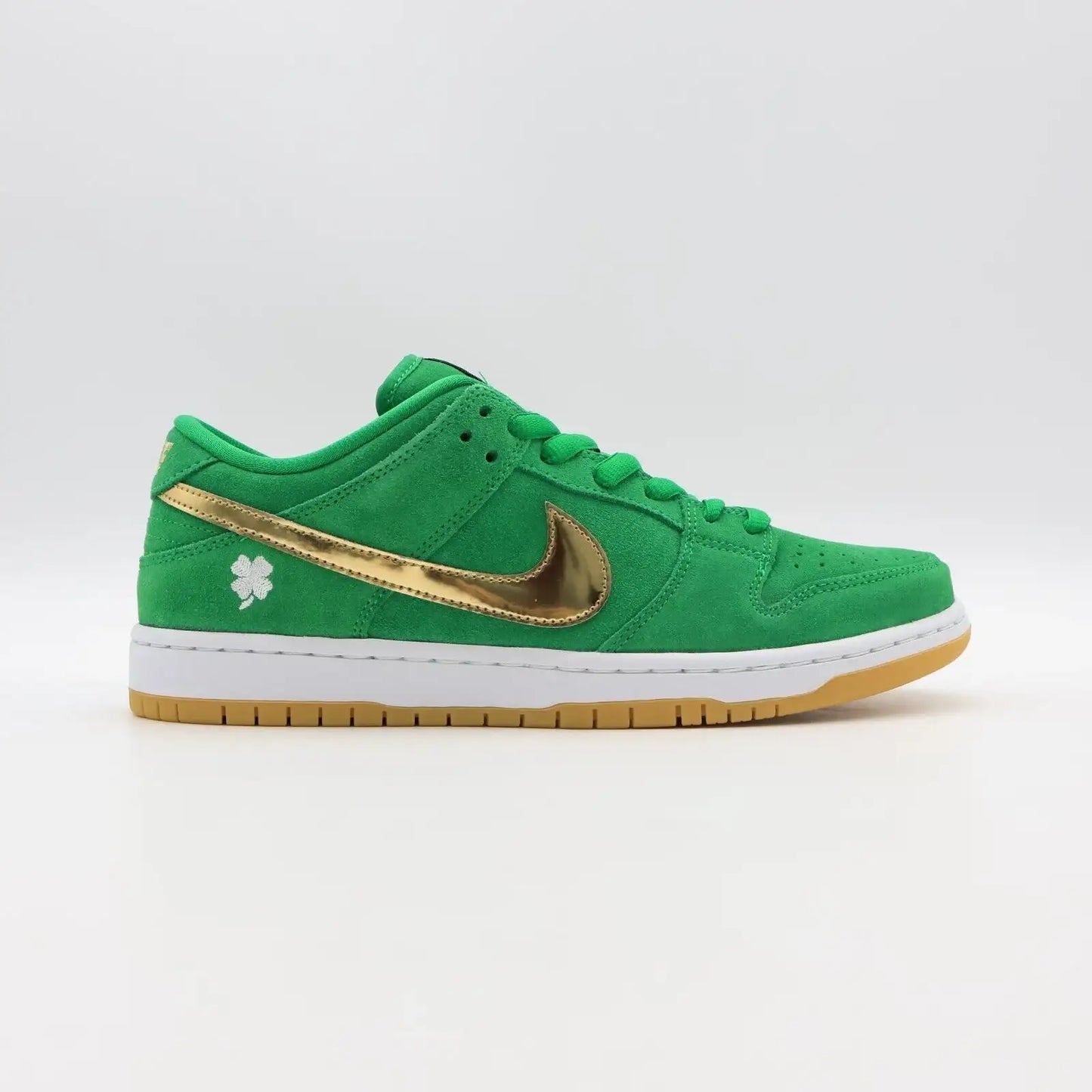 Tênis Verde Nike Dunk Low St Patrick’s Day Visto Pela Parte Lateral Interna