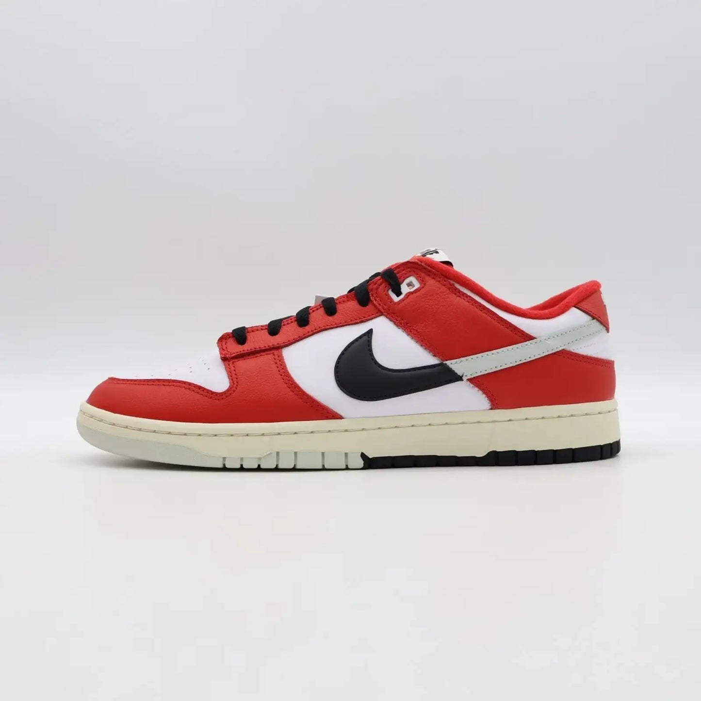 Tênis Vermelho Nike Dunk Low Chicago Split Hombre Visto de Lado