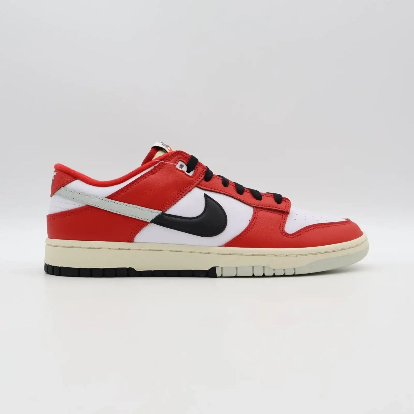 Tênis Vermelho Nike Dunk Low Chicago Split Hombre Visto pela Lateral Esquerda