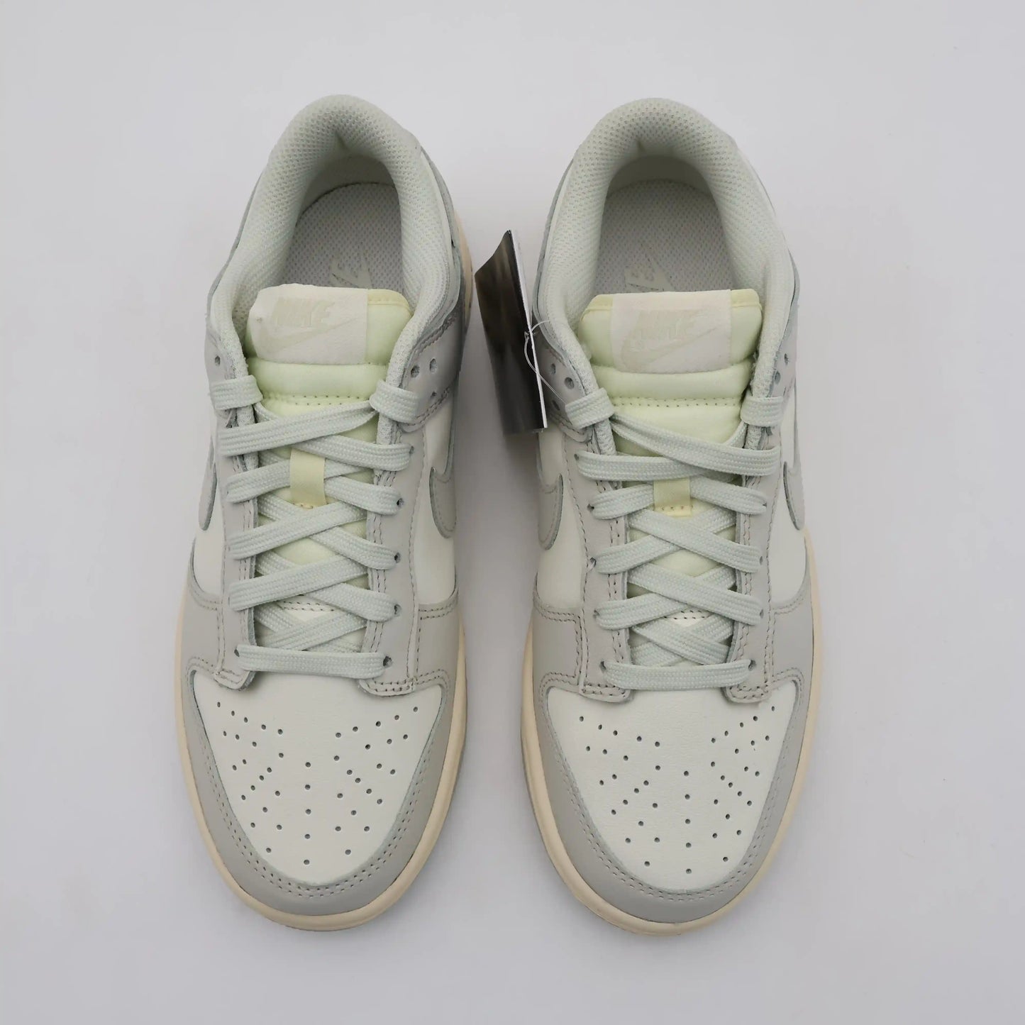 Tênis Bege Nike Dunk Low Light Bone Visto Por Cima em Detalhes