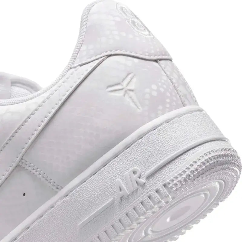 Tênis Branco Nike Air Force 1 Low Kobe Bryant White Vista da Parte Traseira em Detalhes