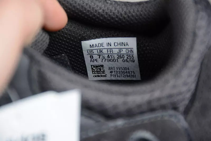 Adidas Yeezy Boost 700 Utility black