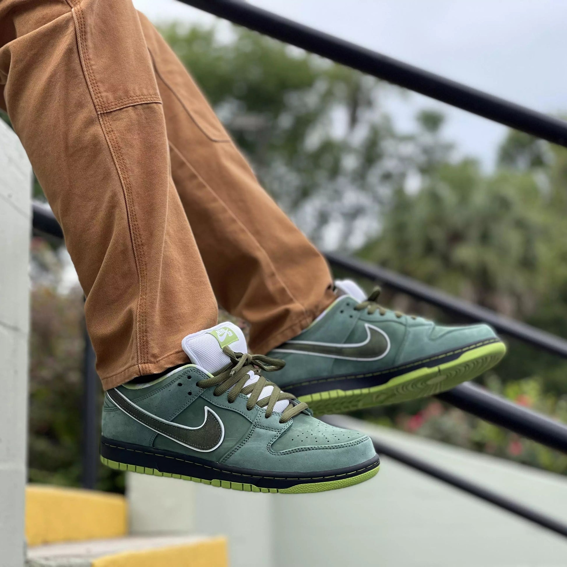 Tênis Verde Nike Dunk Low Concepts Lobster Green Visto no Pe com Calca Marrom