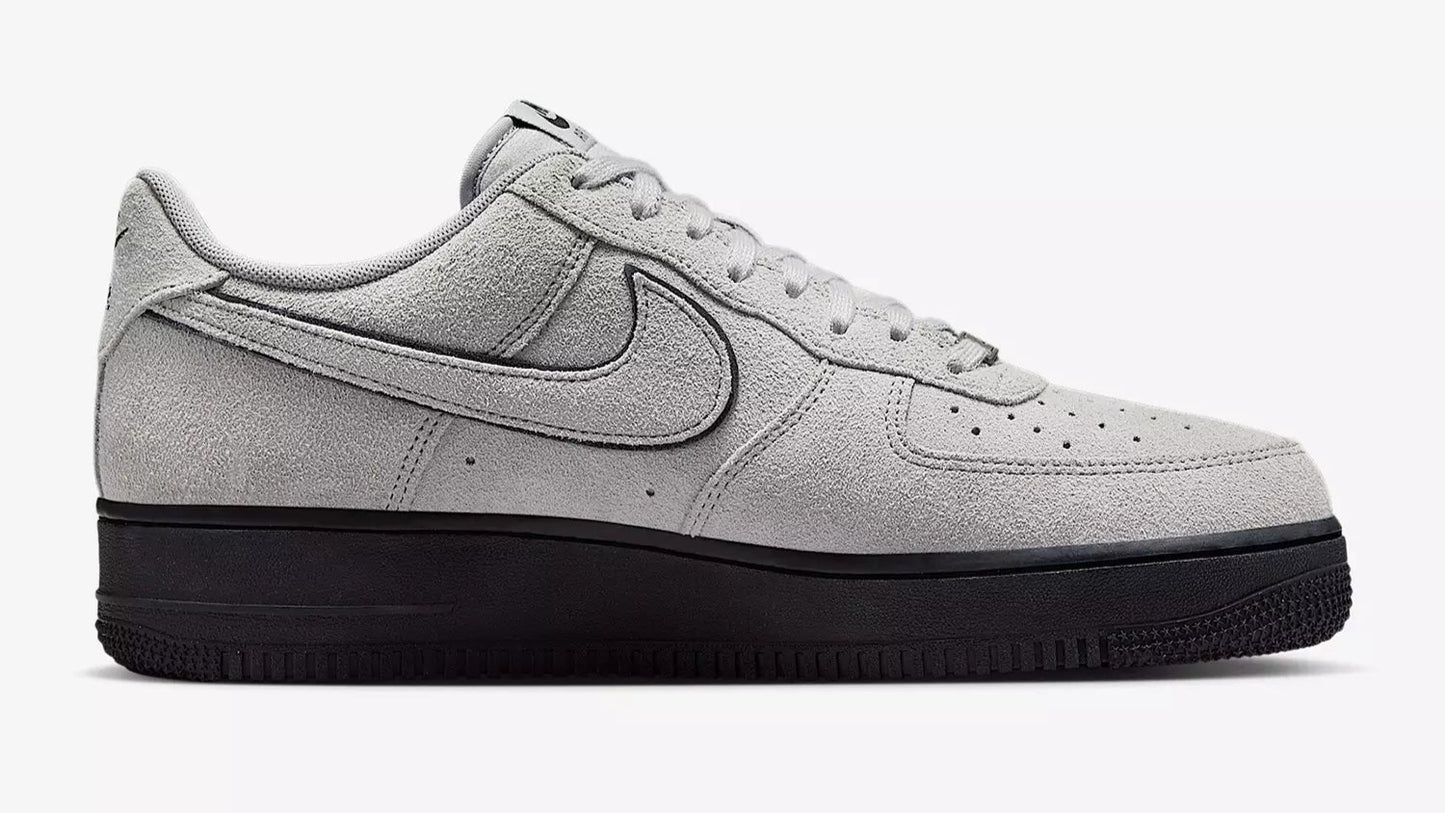 Tênis Cinza Chumbo Nike Air Force 1  LV8 Smoke Grey Suede Capa do Produto
