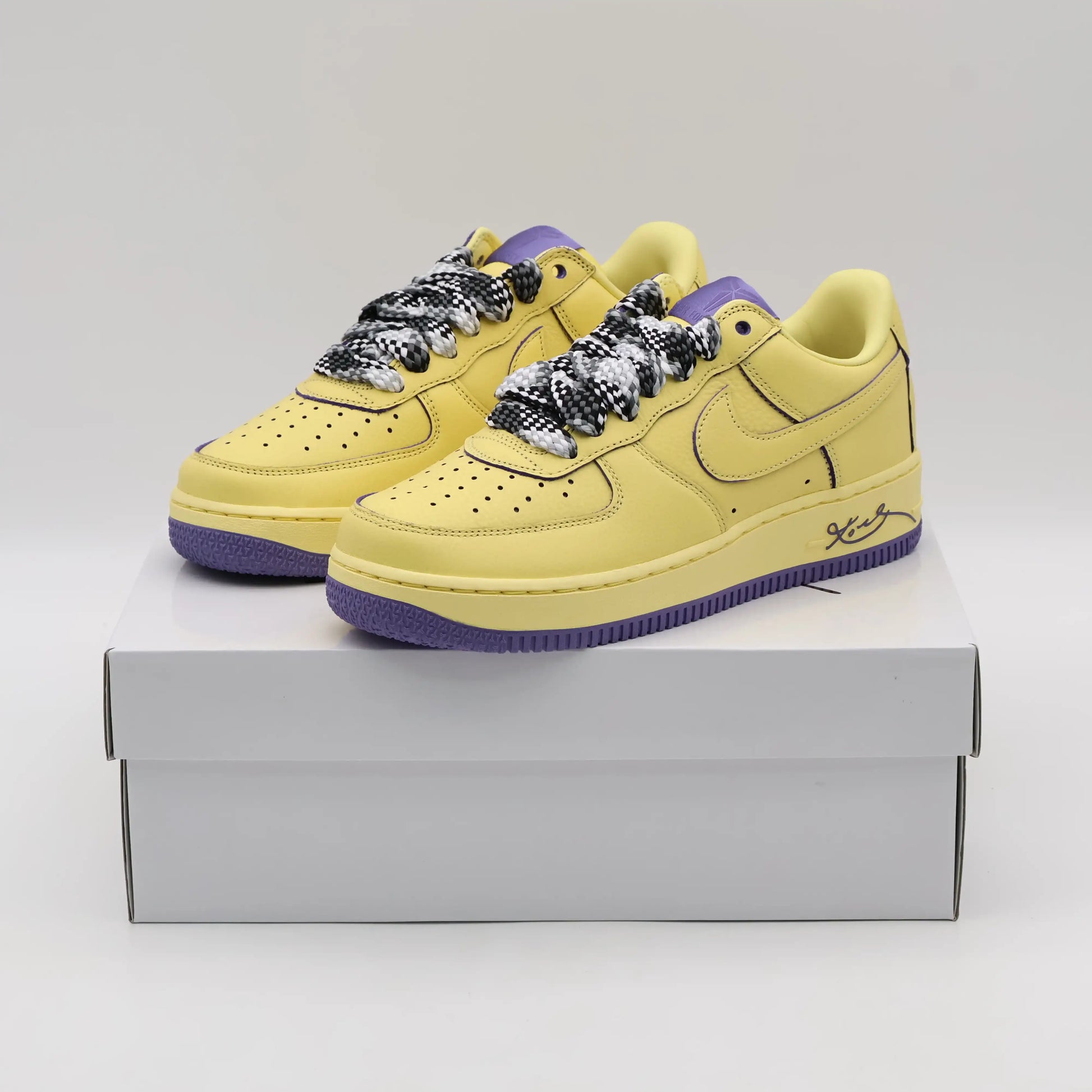 Tenis-Amarelo-Nike-Air Force-1-Low-Kobe-Bryant-Protro-Mamba-Mentality Par em Cima da Caixa