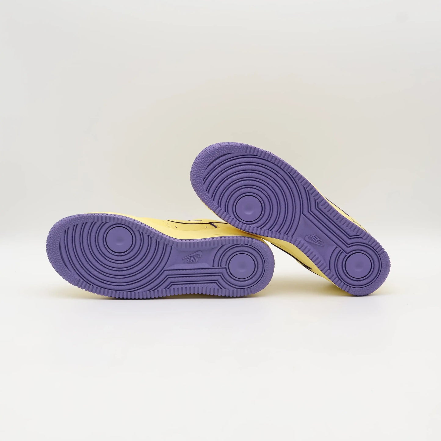 Tenis-Amarelo-Nike-Air Force-1-Low-Kobe-Bryant-Protro-Mamba-Mentality Parte do Solado Roxo