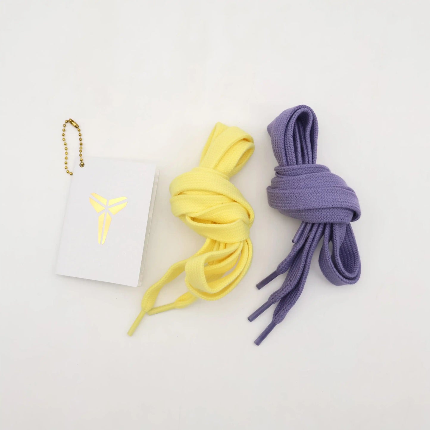 Tenis-Amarelo-Nike-Air Force-1-Low-Kobe-Bryant-Protro-Mamba-Mentality Detalhes do Cartao com a Logo De Kobe Bryante e Cadarcos Extras Amarelos e Roxo