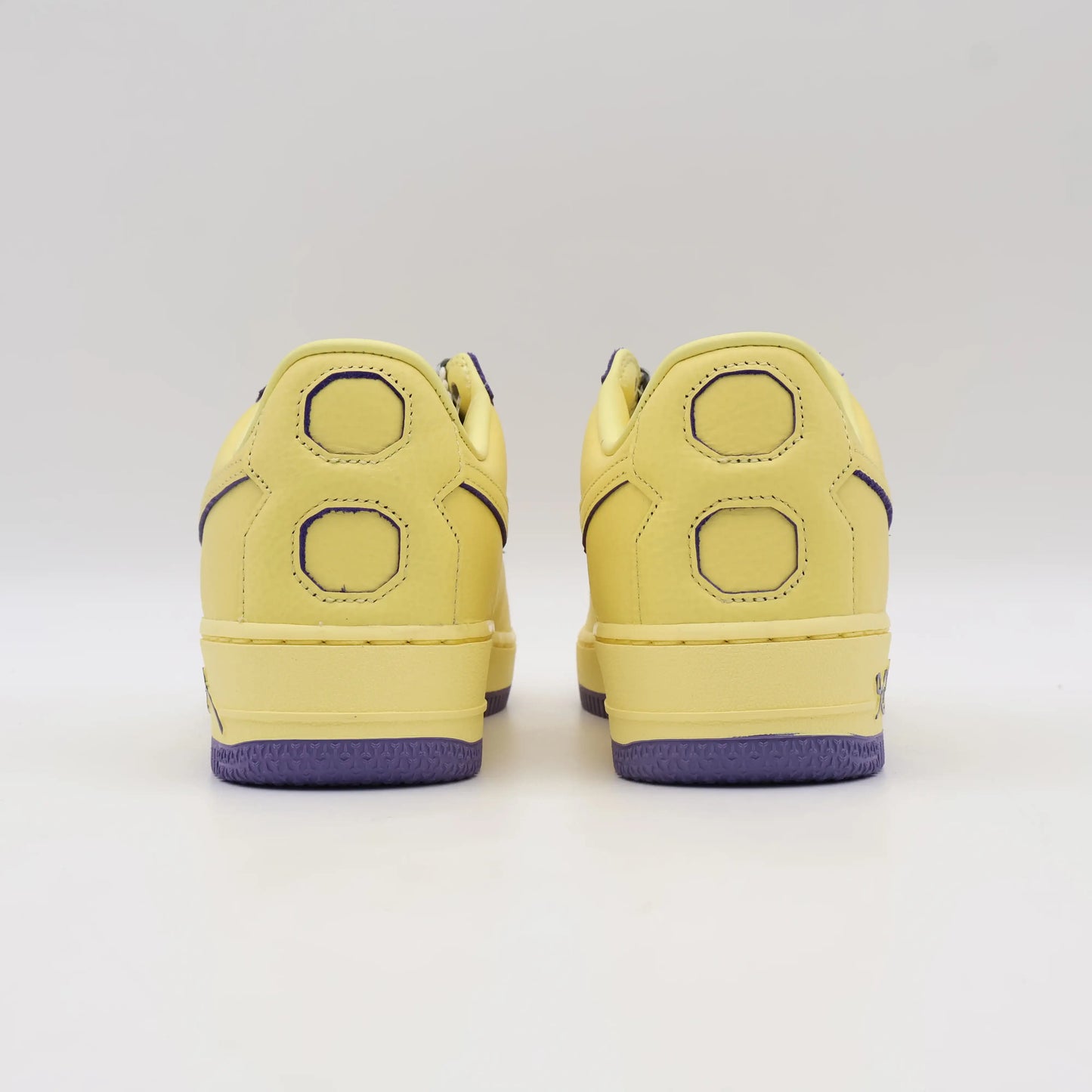 Tenis-Amarelo-Nike-Air Force-1-Low-Kobe-Bryant-Protro-Mamba-Mentality Parte Traseira Destacando o Numero 8