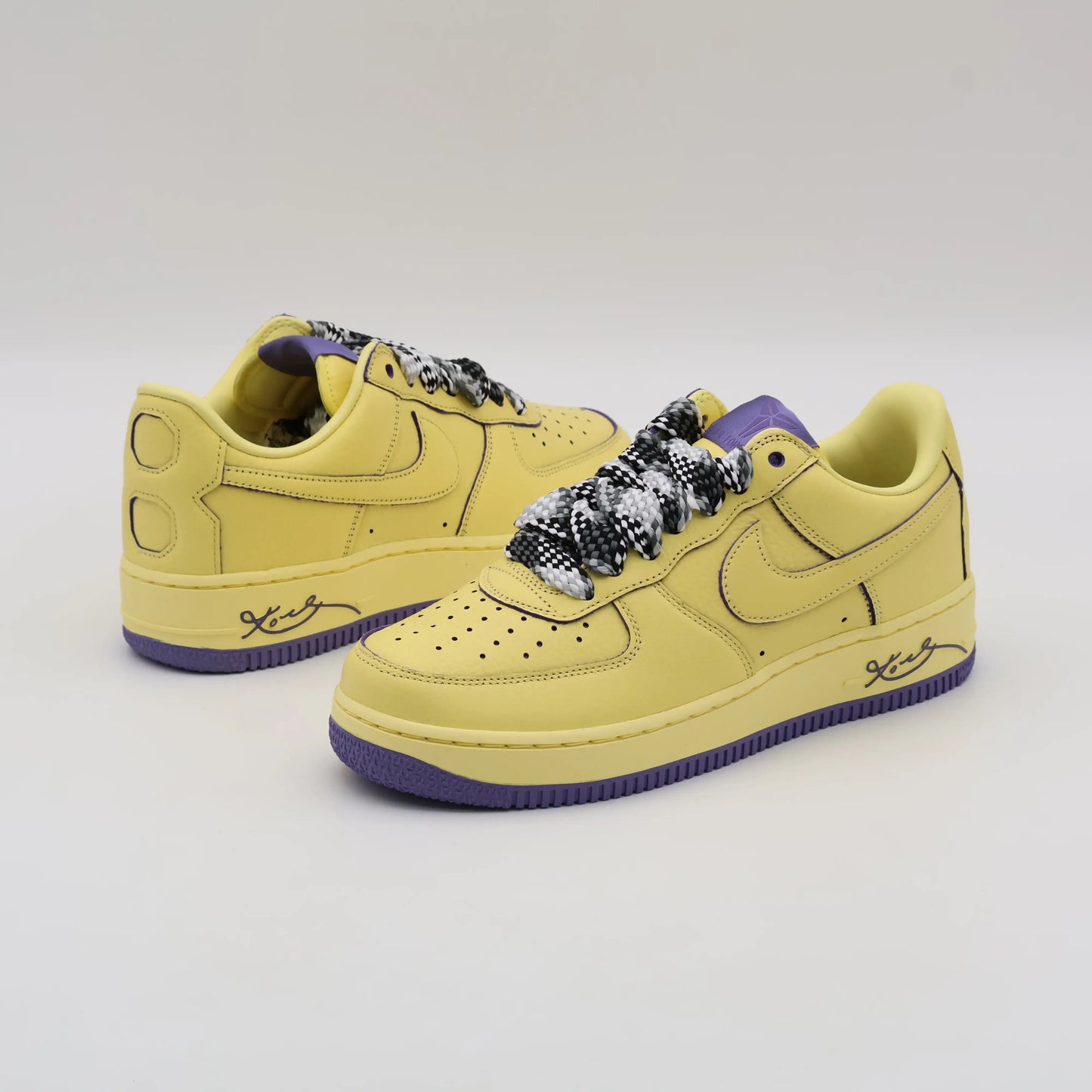 Tenis-Amarelo-Nike-Air Force-1-Low-Kobe-Bryant-Protro-Mamba-Mentality Par Visto de Lado