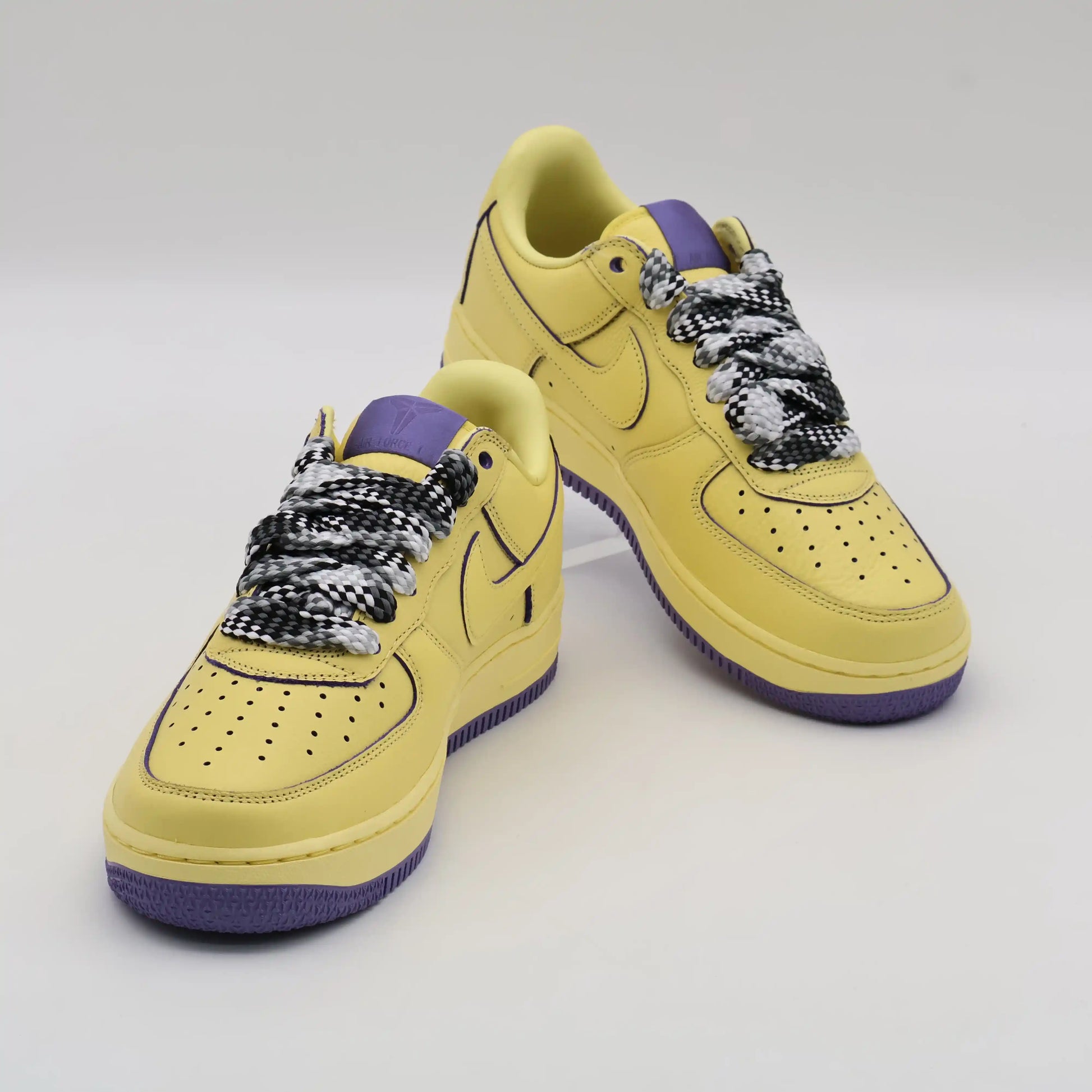 Tenis-Amarelo-Nike-Air Force-1-Low-Kobe-Bryant-Protro-Mamba-Mentality Par Visto de Frente