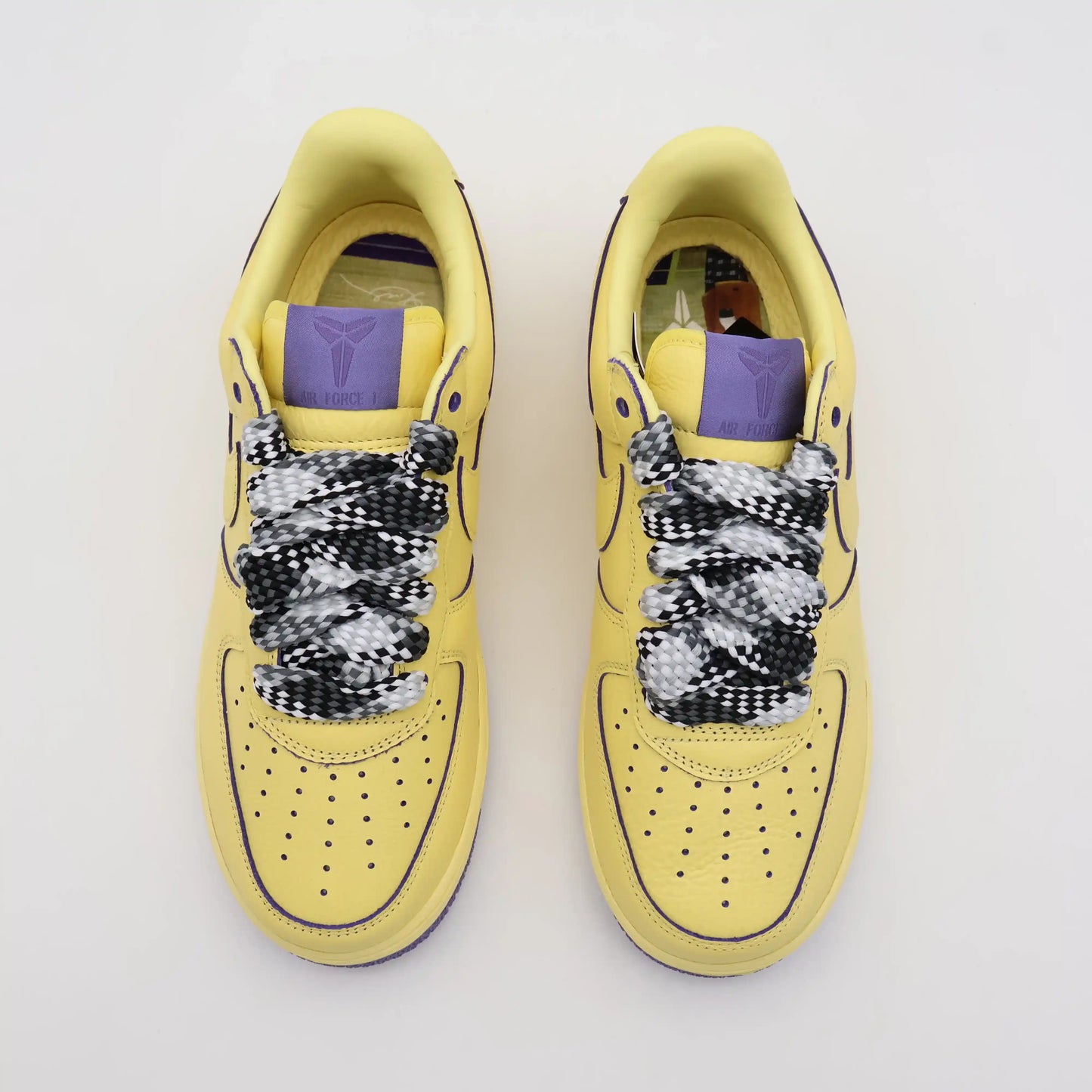 Tenis-Amarelo-Nike-Air Force-1-Low-Kobe-Bryant-Protro-Mamba-Mentality Par Visto Por Cima 