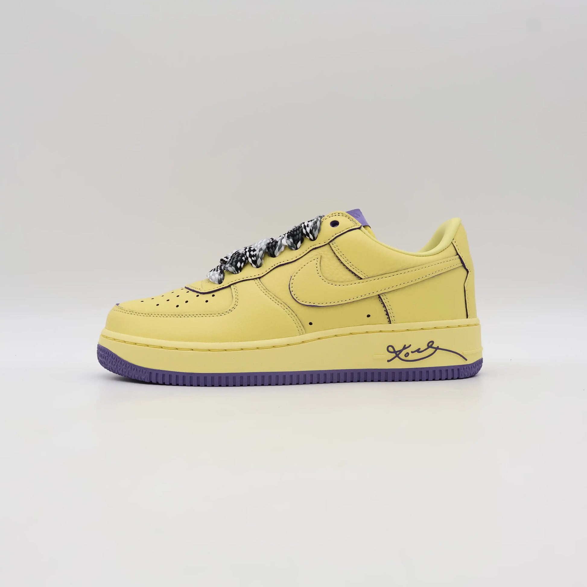 Tenis-Amarelo-Nike-Air Force-1-Low-Kobe-Bryant-Protro-Mamba-Mentality Parte Lateral Esquerda