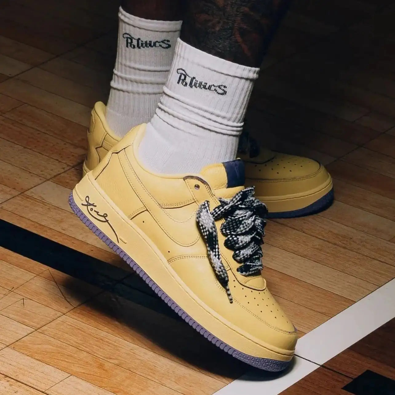 Tenis-Amarelo-Nike-Air Force-1-Low-Kobe-Bryant-Protro-Mamba-Mentality Visto no Pe com Meia Branca