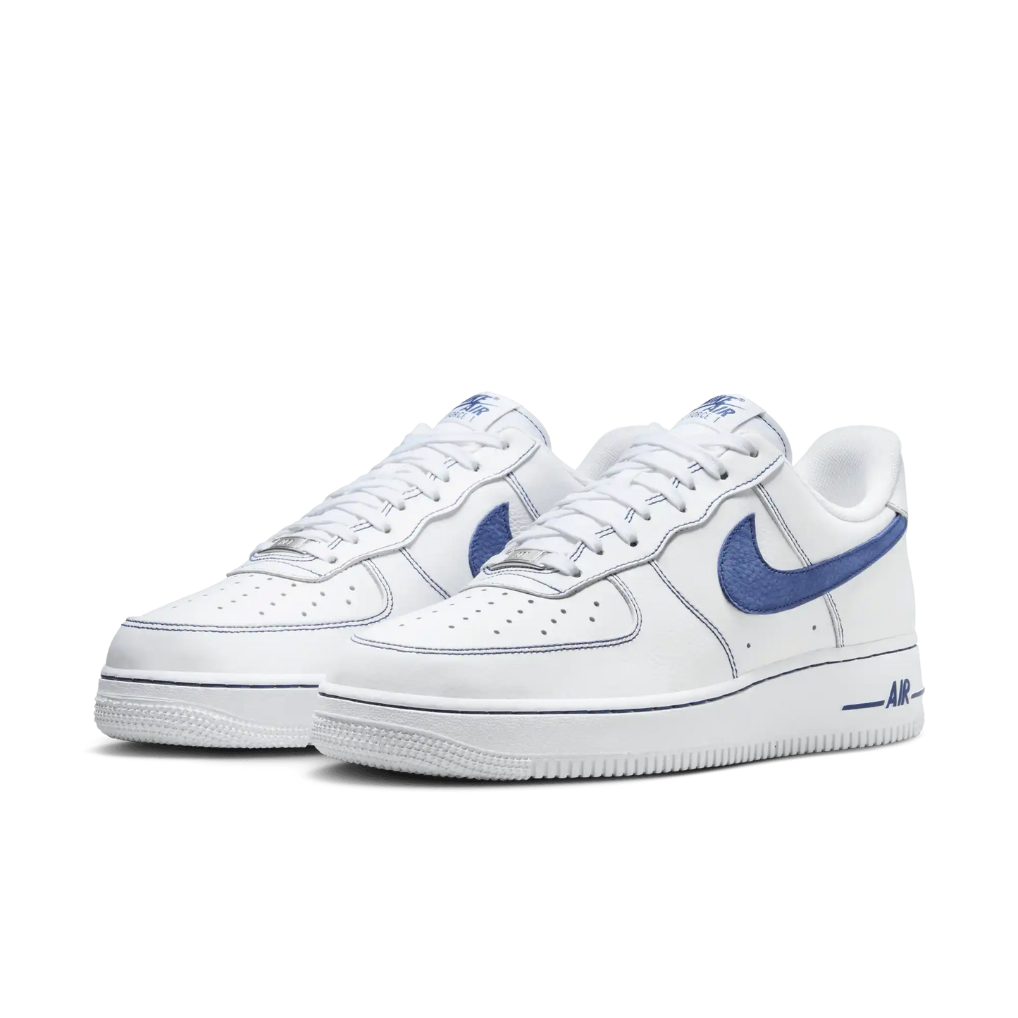 Tênis Branco com Azul Nike Air Force 1 Low 07 LV8 White Deep Royal Blue Par de Frente