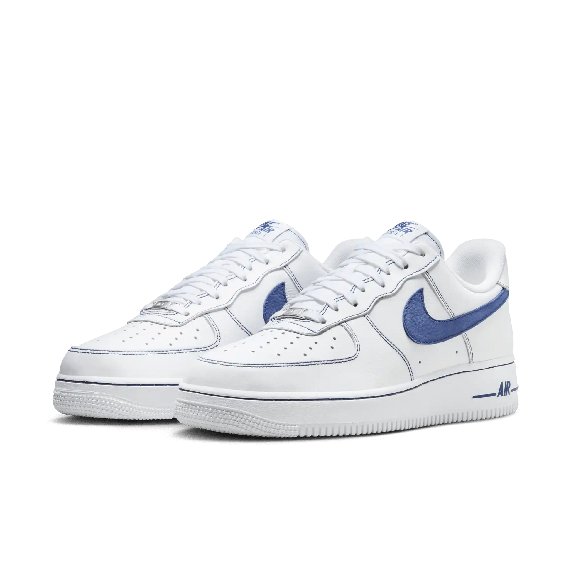 Tênis Branco com Azul Nike Air Force 1 Low 07 LV8 White Deep Royal Blue Par de Frente