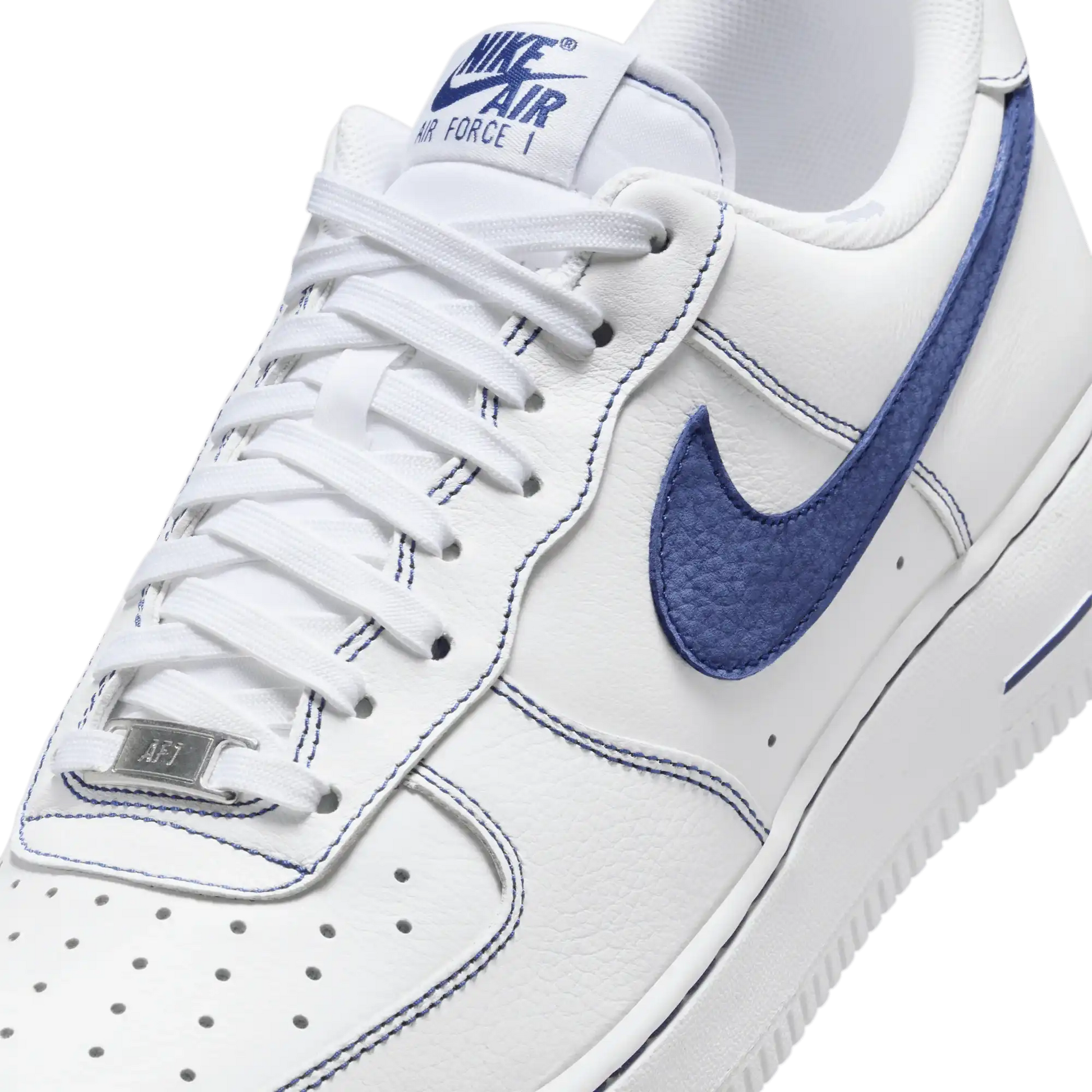  Tênis Branco com Azul Nike Air Force 1 Low 07 LV8 White Deep Royal Blue Parte Frontal em Detalhes