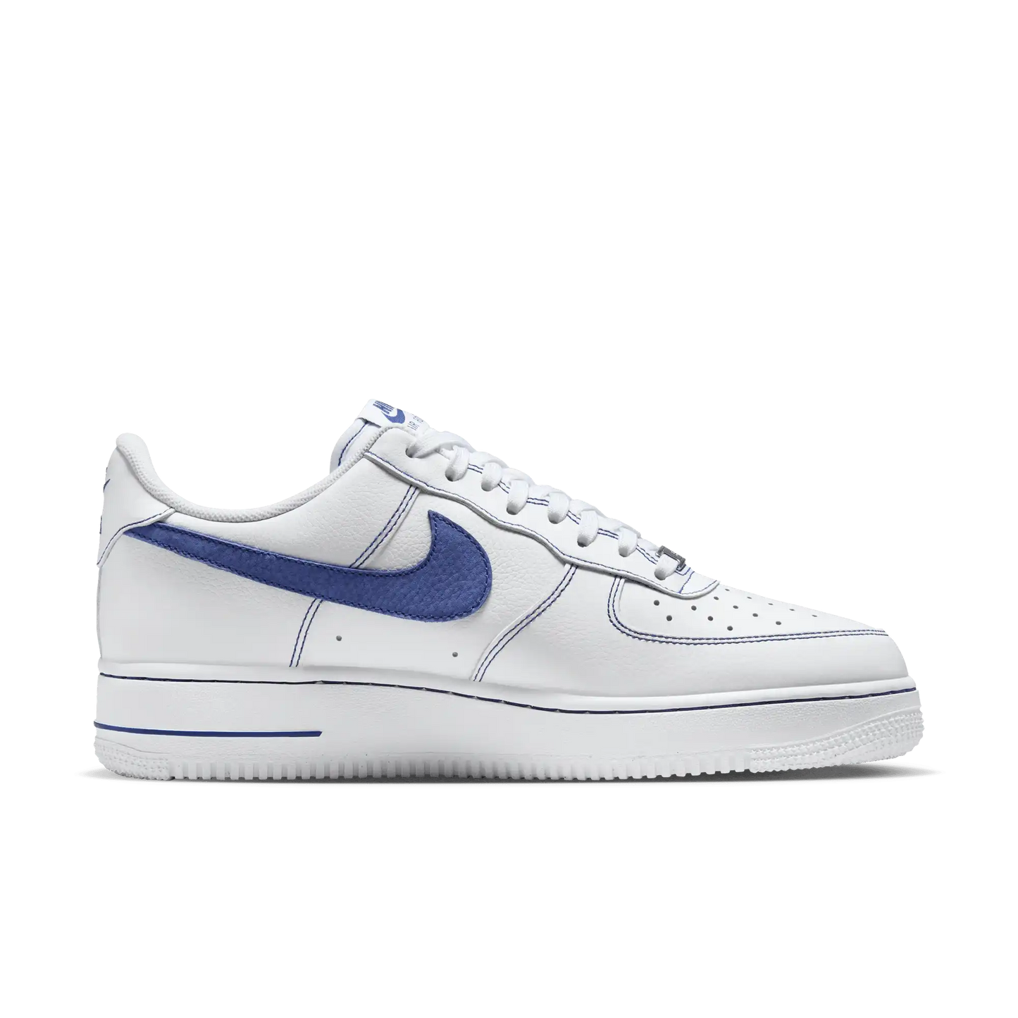 Tênis Branco com Azul Nike Air Force 1 Low 07 LV8 White Deep Royal Blue Parte Lateral Direita