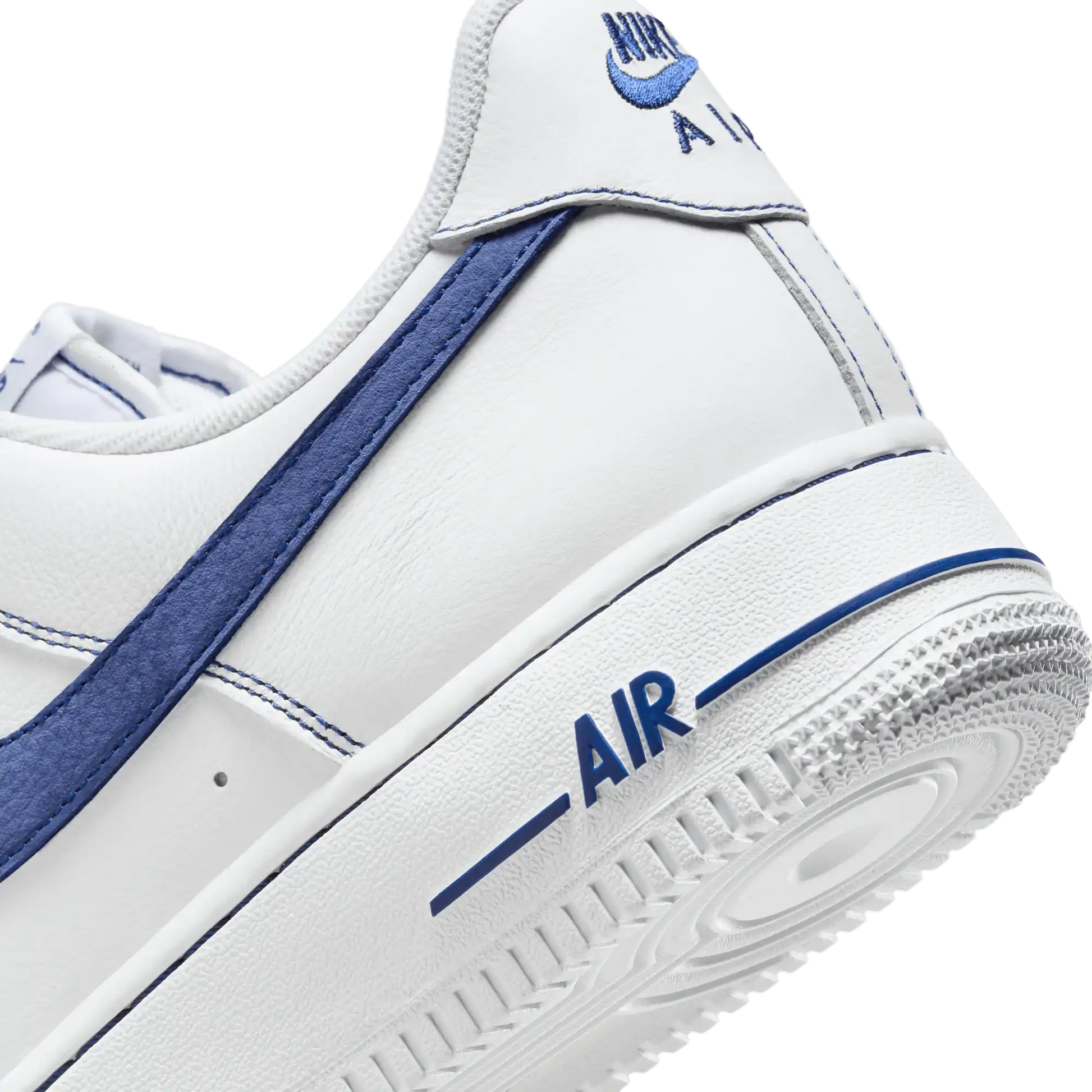 Tênis Branco com Azul Nike Air Force 1 Low 07 LV8 White Deep Royal Blue Parte Traseira em Detalhes
