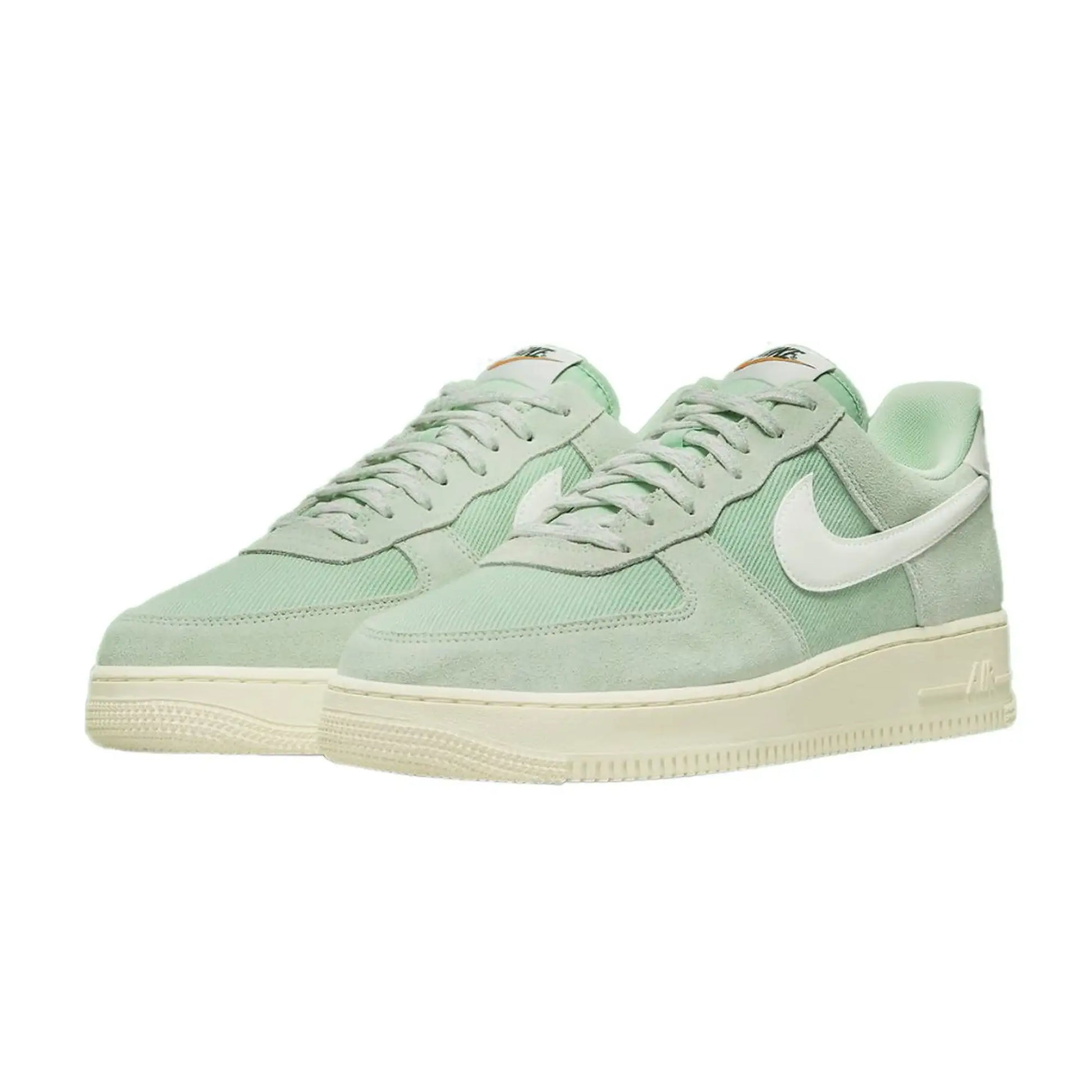 Tênis Verde Nike Air Force 1 07 LV8 Certified Fresh Enamel Green Par de Frente